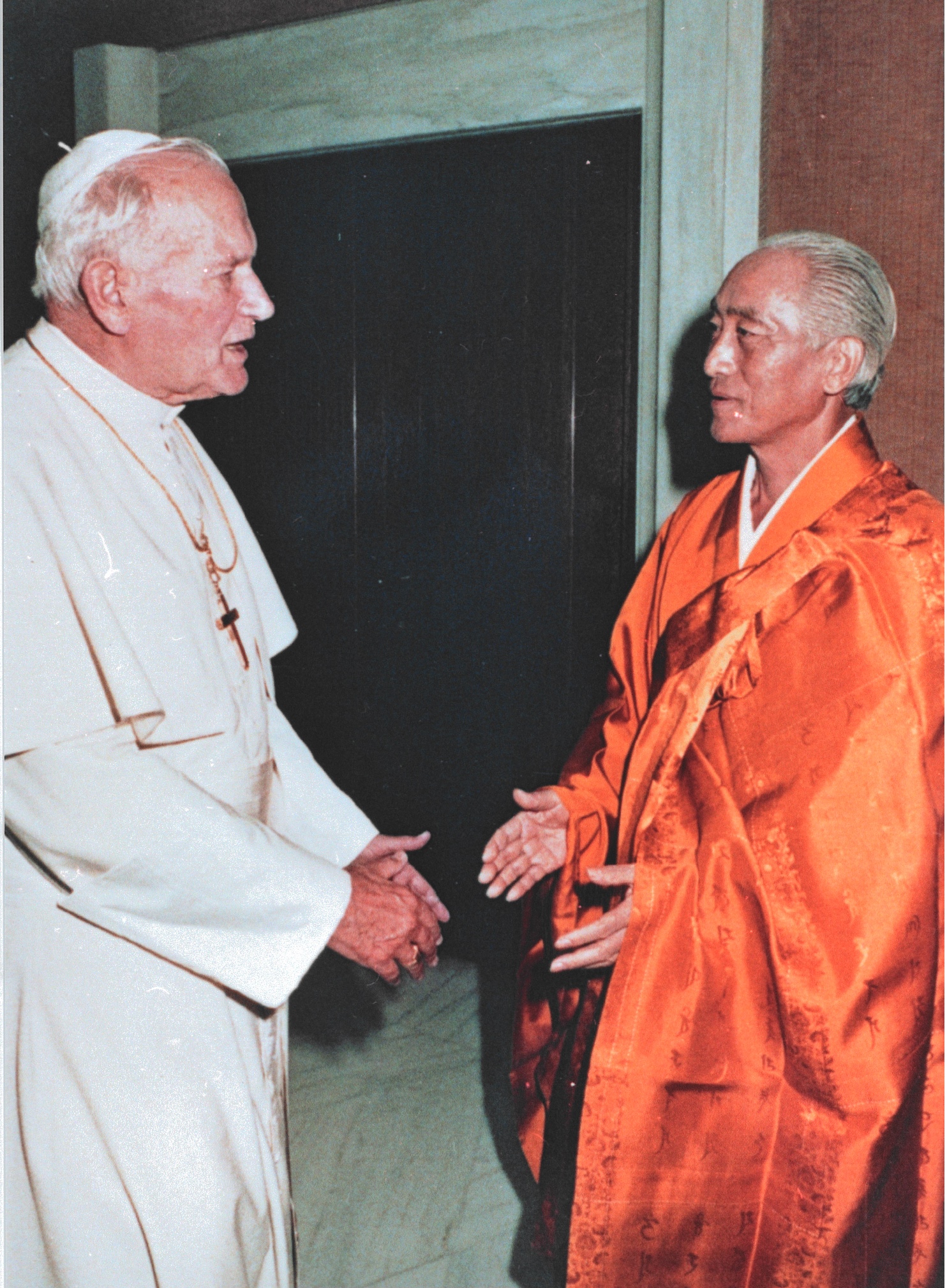 Al momento stai visualizzando 1985/1990 – il Rev.mo Seiyu Kiriyama incontra Papa Giovanni Paolo II in Piazza San Pietro